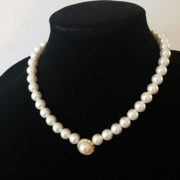 PEARL Necklace with Statement Pearl Center - Picture 1 of 4
